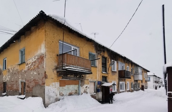 Жильцов давшего трещину аварийного дома в срочном порядке эвакуировали в Красноярском крае