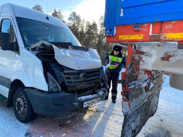 В Богучанском районе микроавтобус с юными танцорами столкнулся с грузовиком
