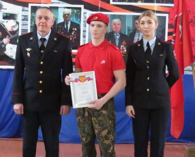 17-летний школьник из Ужура скрутил грабителя и держал до приезда полиции