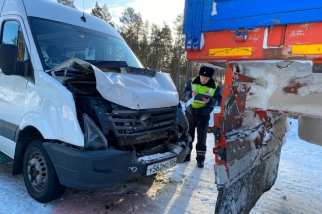 После аварии микроавтобуса и грузовика в Богучанах пострадали три ребенка. Перевозка была незаконной