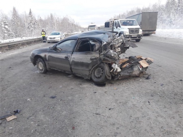 Под Красноярском столкнулись легковая Toyota, фура и бензовоз: есть пострадавшие