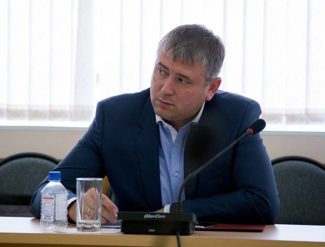 «Депутат-рецидивист»: красноярский парламентарий за границей прогуливал работу, но получал депутатскую зарплату