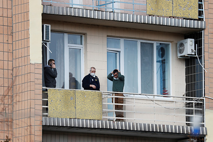 Эвакуированным из Китая украинцам запретили передавать еду