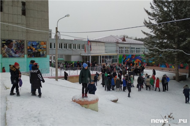 «Не выплатят задолженность — детей будет ждать патологоанатом»: в Красноярске сообщили о минировании школ