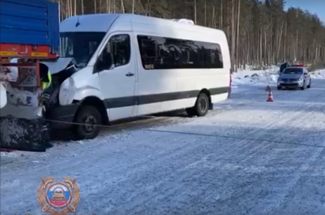 В Красноярском крае микроавтобус с детьми попал в аварию