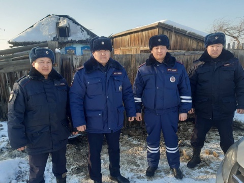 В Туве полицейские спасли из горящего дома мужчину. Его кто-то запер на висячий замок