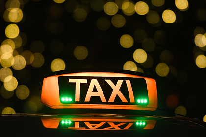 Российский таксист высадил пассажиров и уехал с их ребенком