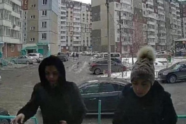 «Входят в доверие»: в родительских чатах сообщают о кражах у школьников