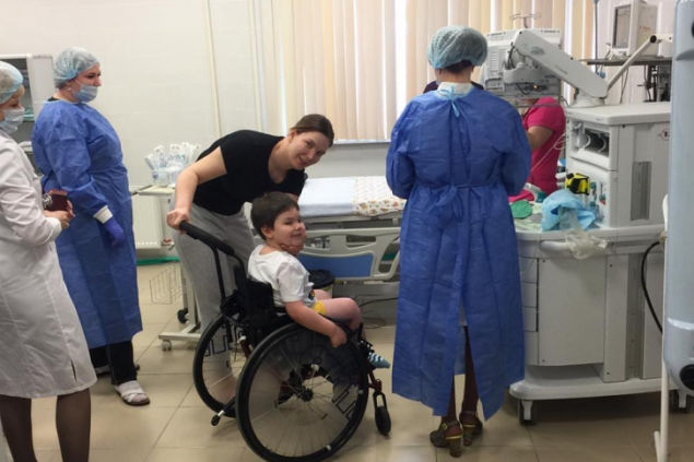 Мальчик со спинально-мышечной атрофией получил первую инъекцию дорогого укола. Его брат умер, не дождавшись его