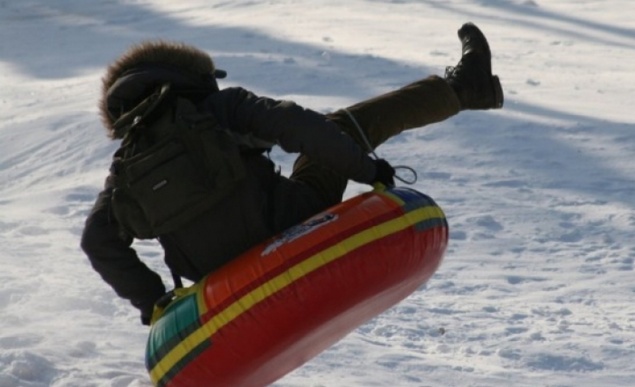 На юге Красноярского края школьница неудачно скатилась с горки и умерла