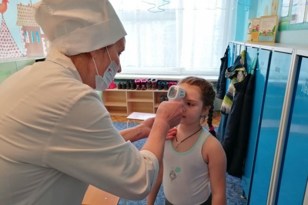 «Даже за слабый кашель отправляют домой»: в детсадах делают утренние осмотры подопечных