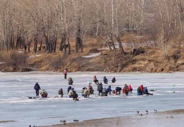 Красноярец провалился под лед во время рыбалки на водохранилище. Его товарищей эвакуировали спасатели