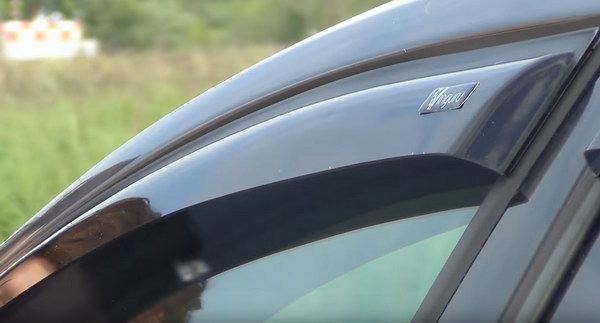 Дефлектор – не случайный аксессуар в машине