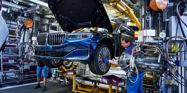 «Решили не поднимать цены». Глава BMW в России сделал заявление