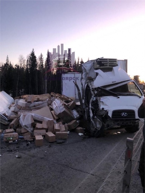 Водитель грузовика уснул во время ночной езды на трассе под Красноярском и выехал на «встречку»