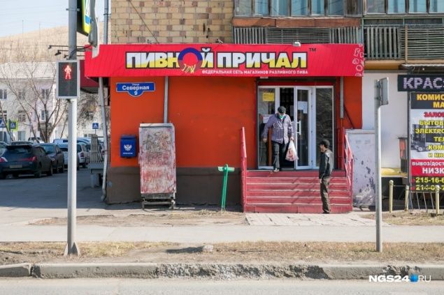 Самоизоляция с бокалом: почему в Красноярске работают алкомаркеты, а спортзалы и «Леруа» закрыты