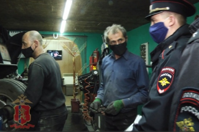 Владельцев шиномонтажек поймали за работой в «нерабочий месяц». Что им грозит