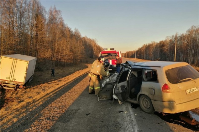 На трассе в Красноярском крае иномарка выехала на встречку и столкнулась с грузовиком. Двое погибли