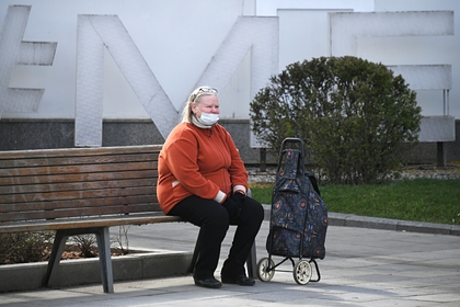 В МЧС рассказали о бесполезности масок на улице