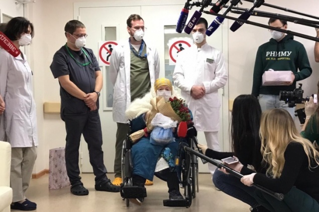 100-летняя бабушка вылечилась от COVID-19 в свой день рождения