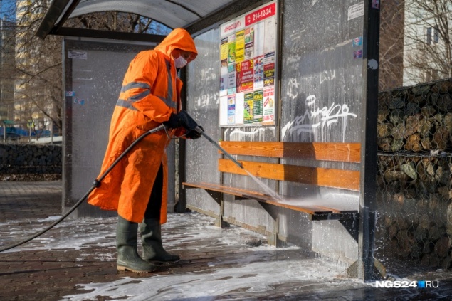 Стало известно, сколько стоит дезинфекция остановок и чем их обрабатывают