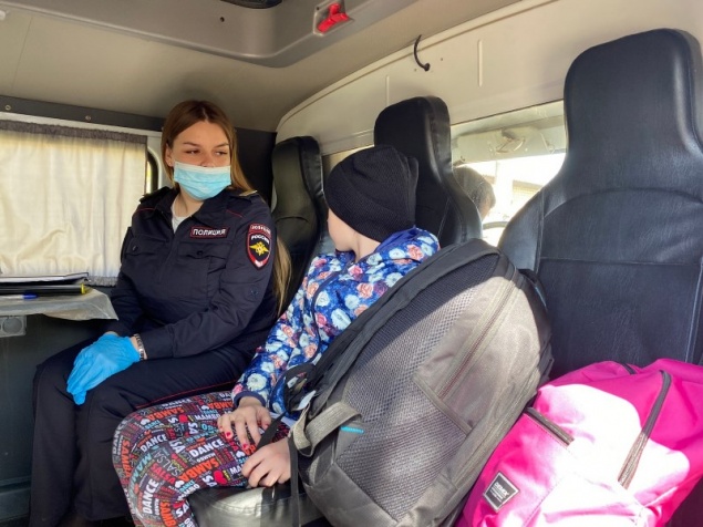 В Богучанах брат с сестрой ночью сбежали из дома и отправились в путешествие. Были без обуви и с рюкзаками