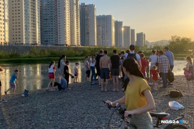 Случайные прохожие выловили из Енисея девочку и 15 минут спасали ей жизнь