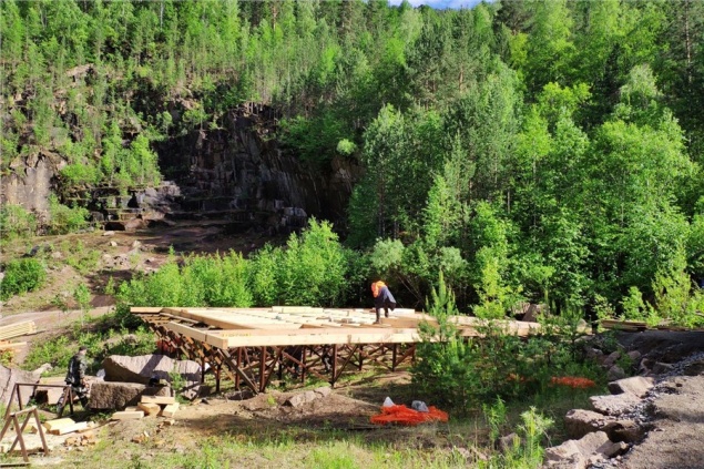 На «Столбах» избавляются от аварийных тротуаров и обустраивают новые места отдыха
