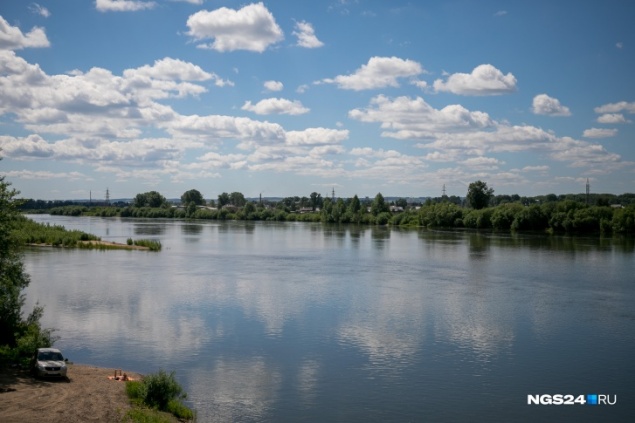 «Больше часа держался за ветки»: спасатели вытащили из воды рыбаков, их лодка опрокинулась и уплыла