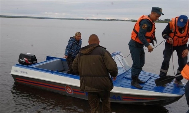 Енисейские спасатели выловили из реки перевернувшихся на лодке мужчину и женщину