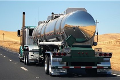 В Северо-Енисейском районе опрокинулся грузовик с серной кислотой: погиб водитель