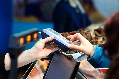 У россиян начали отнимать возможность уходить в минус по банковским картам