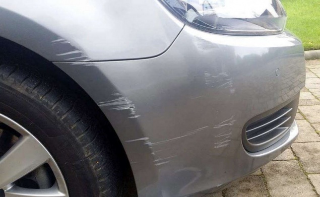 Кузов автомобиля поцарапали сторонним предметом. Что делать?