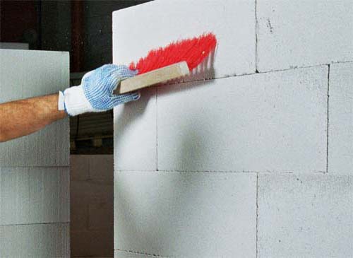 Как оштукатурить стены из газобетонных блоков?
