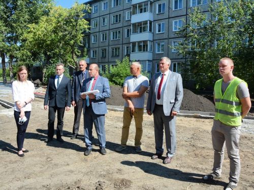 Городские власти проинспектировали ход реновации площади ДК и сквера по ул. Зверева