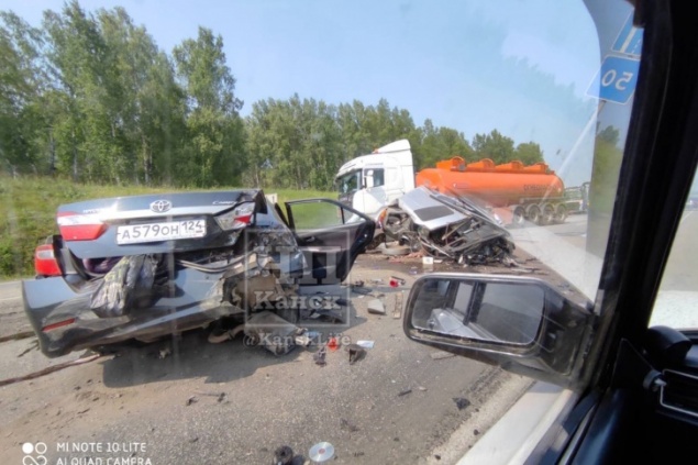 На трассе под Канском разорвало две легковушки: в аварии погибли 4 человека, еще трое пострадали