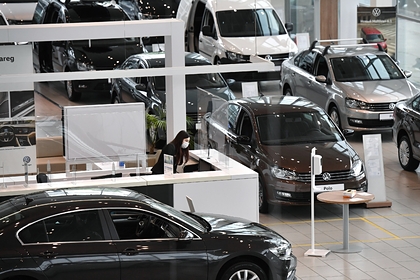 В российских автосалонах почти закончились машины на продажу