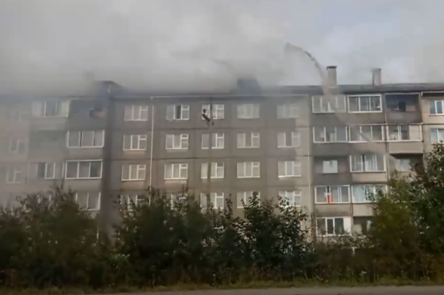 Проезжающий мимо водитель спас из горящего дома людей и кошек