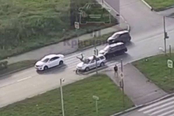 «Сначала был без сознания, потом заплакал»: на Ястынской сбили женщину с ребёнком