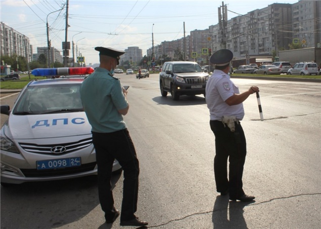 Mercedes красноярца остановили на дороге и арестовали за долг в 300 миллионов рублей