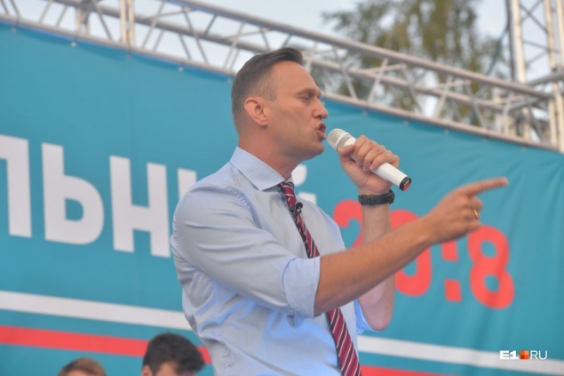 Алексея Навального подключили к аппарату ИВЛ. В штабе подозревают, что политика отравили