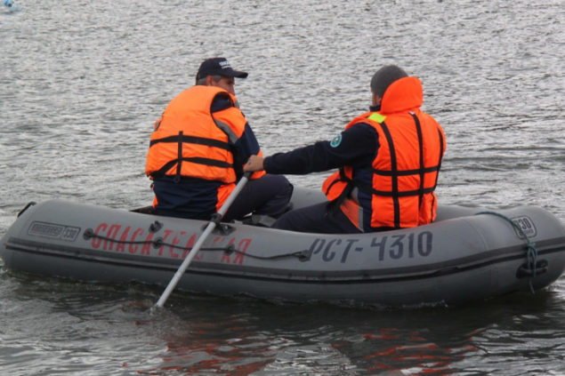 У рыбака заглох мотор лодки, и он заблудился в утреннем тумане на красноярском водохранилище
