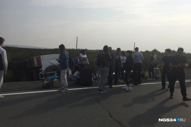 Грузовик с 18 пассажирами перевернулся на трассе по пути из аэропорта Норильска