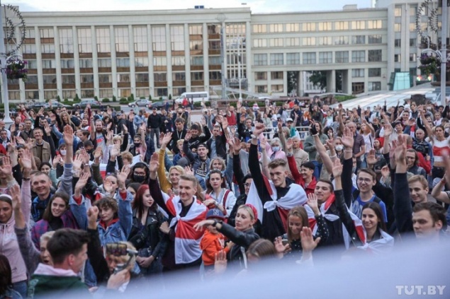 Новые задержания и избиение в автозаке, попавшее на видео: в Минске продолжились протесты