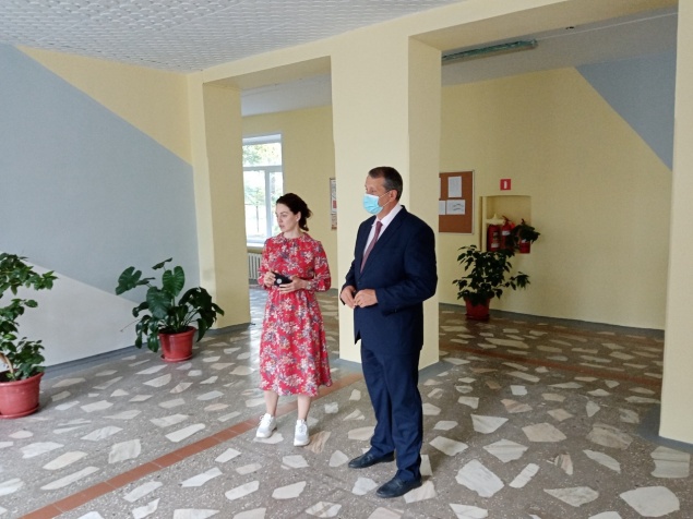 Безопасность и комфорт: заместитель председателя городского Совета депутатов Василий Мизинко проверил готовность школы №10