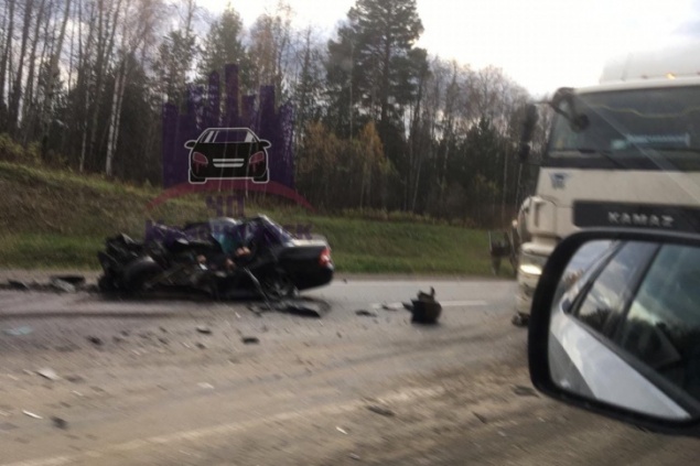 На трассе в районе Кускуна «Приора» влетела в бетономешалку. Водитель легковушки погиб