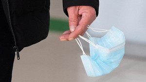 Ачинец в медицинской маске ограбил салон сотовой связи в Красноярске и прятался у знакомых