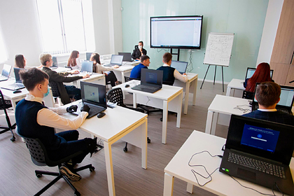 Минпросвещения опровергло планы перевести школы на дистанционку