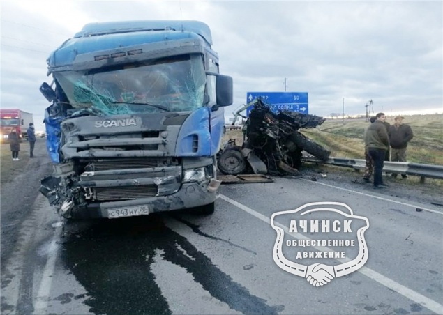 В Назаровском районе фура смяла поворачивающий с трассы трактор. Один человек погиб