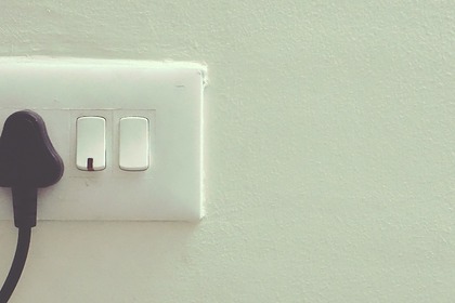 Эксперт объяснил опасность розеток